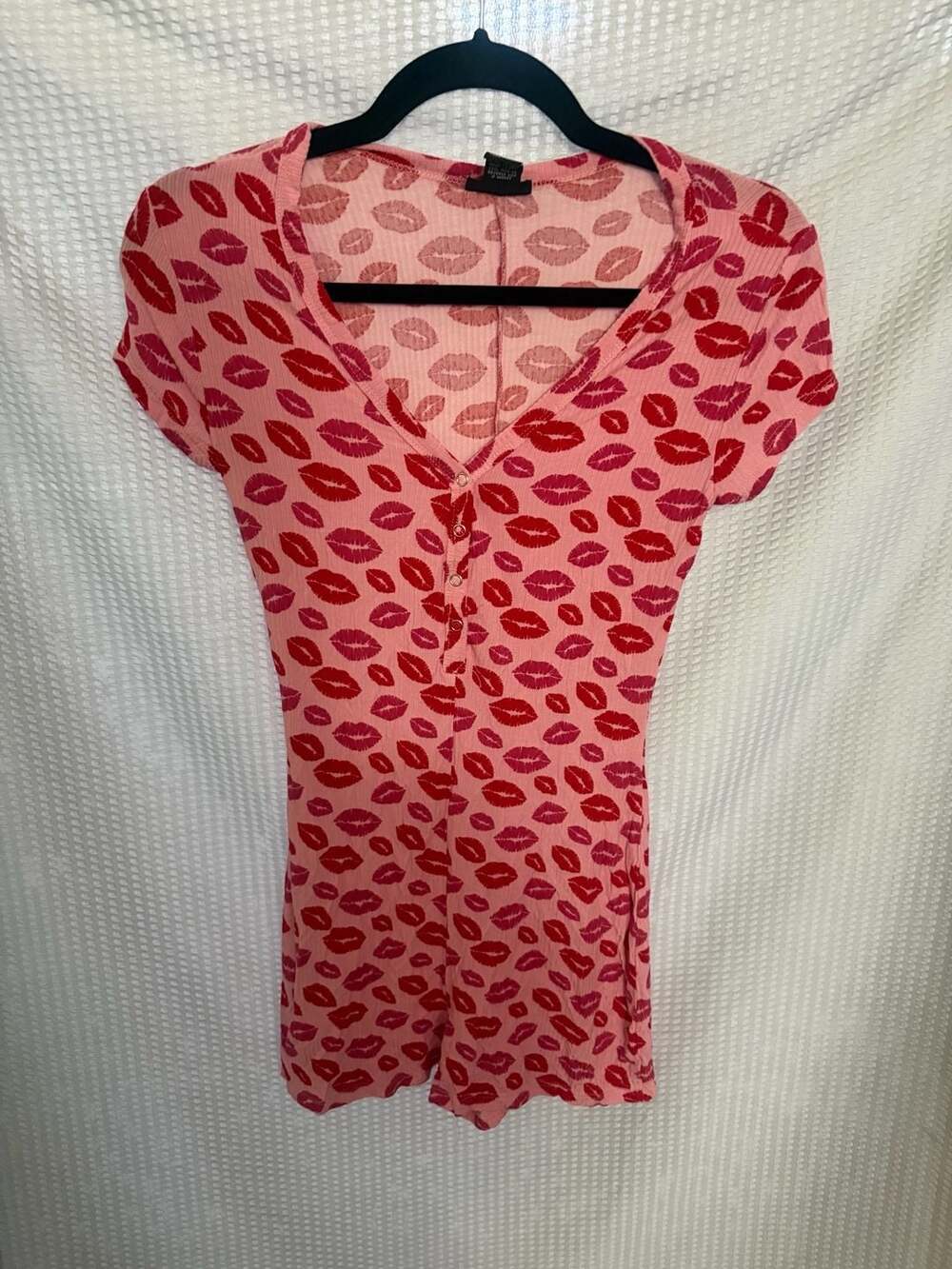 True by rue21 Size S Pink Lips Print Ribbed Henley Romper